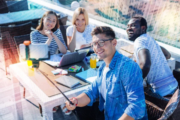 Estudiantes optimistas haciendo selfie en la cafetería —  Fotos de Stock