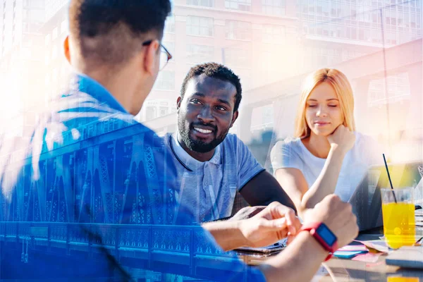 Nahaufnahme eines lächelnden Studenten, der seinen Freund ansieht — Stockfoto