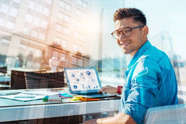 Geïnspireerd mens geniet van zijn werk — Stockfoto