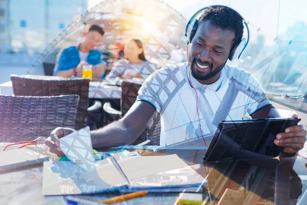 Glada afro-american man lyssnar på musik — Stockfoto
