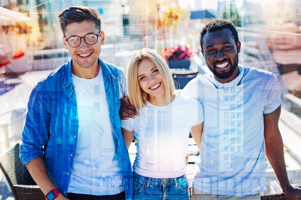 Colleghi felici sorridenti e in piedi insieme — Foto Stock