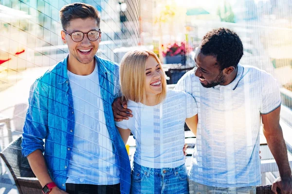 Lachende jongeren samen te werken — Stockfoto