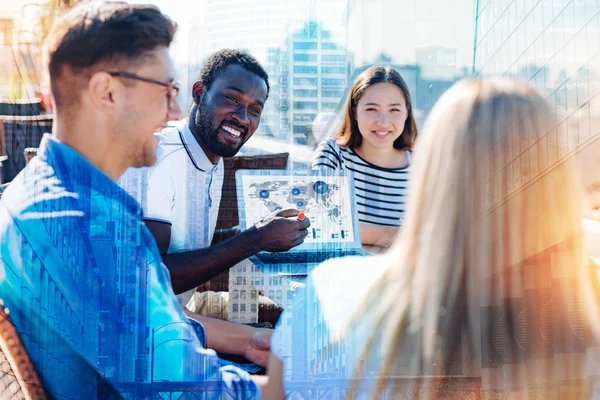 Hombre afro-americano inspirado compartiendo información — Foto de Stock