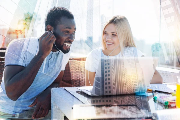 Delighted young people listening to music — Stock Photo, Image