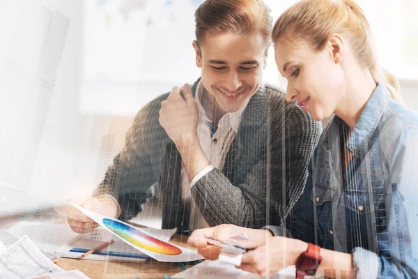 Fröhliche junge Designer arbeiten zusammen — Stockfoto