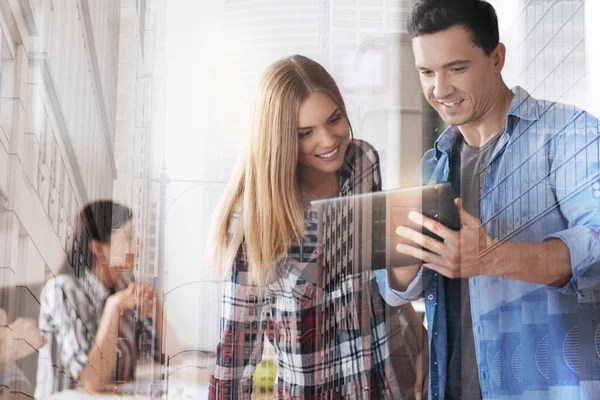 Radosny uśmiechający się koledzy za pomocą tabletu — Zdjęcie stockowe