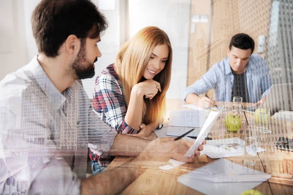 Jóvenes positivos trabajando juntos — Foto de Stock