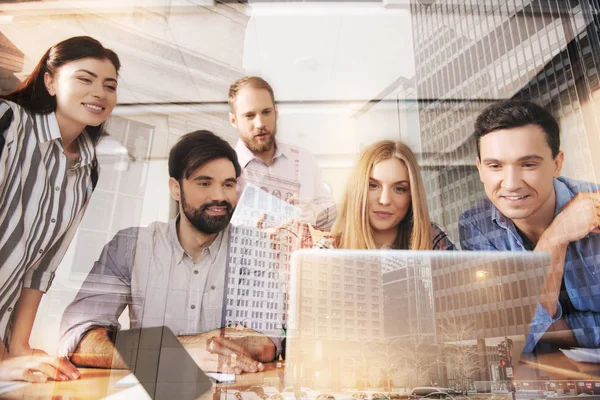 Jóvenes colegas positivos trabajando en la oficina — Foto de Stock