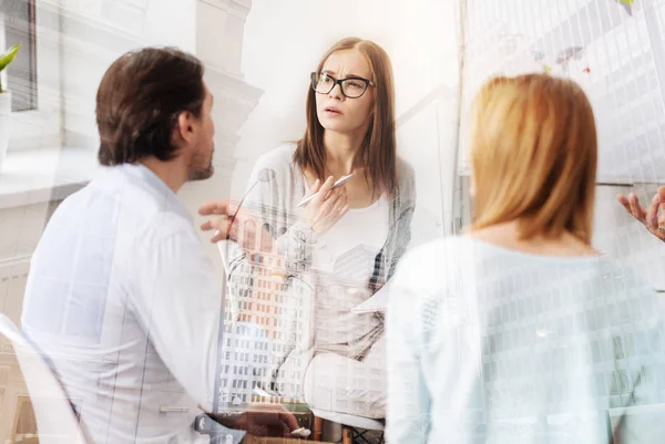 Psicologa professionista di sesso femminile che segue una formazione di gruppo — Foto Stock