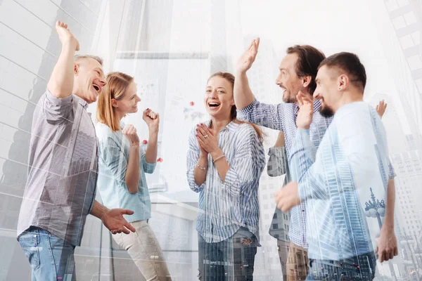 Glada kollegor firar ett lyckat projekt tillsammans — Stockfoto