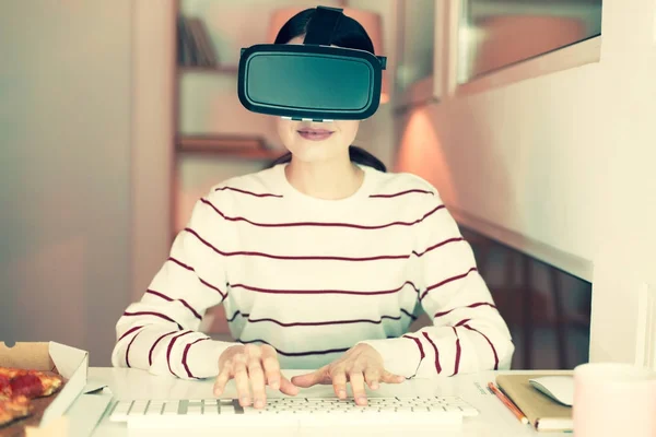 Ung kvinna med Vr-headsetet medan du arbetar på dator — Stockfoto