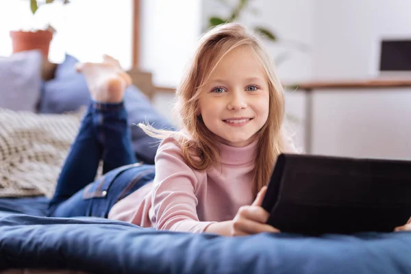 Menina bonito feliz usando seu tablet — Fotografia de Stock