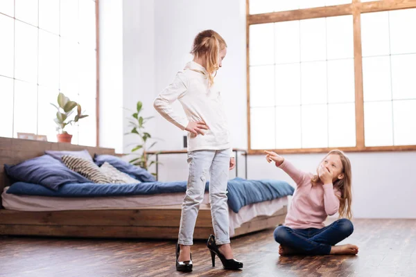 Preciosa hermana menor con zapatos de mamá — Foto de Stock