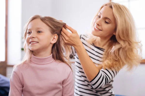 Neşeli anne küçük kızı için bir saç modeli yaptırıyor — Stok fotoğraf