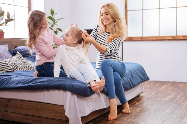 Inspirierte Mädchen macht eine Frisur mit ihrer Mutter — Stockfoto