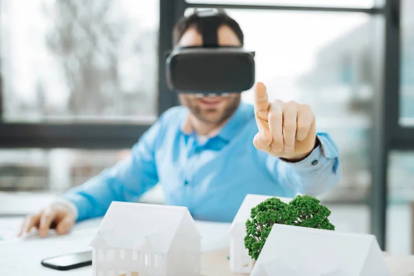 Agradável arquiteto tocando objeto na realidade virtual — Fotografia de Stock