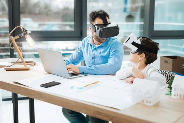 Jongetje in het Vr headset chatten met vader op het werk — Stockfoto