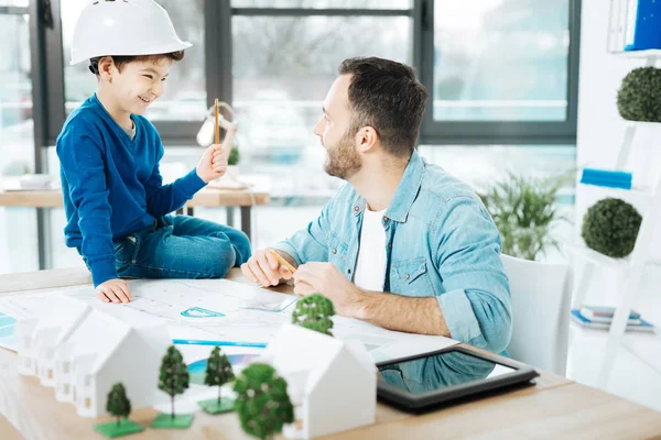 Cute boy having chat with father at his work — Stock Photo, Image