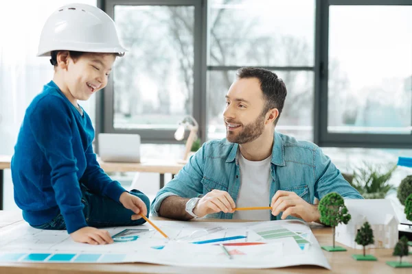 Kleiner Junge interessiert sich für Arbeitsergebnisse von Vätern — Stockfoto