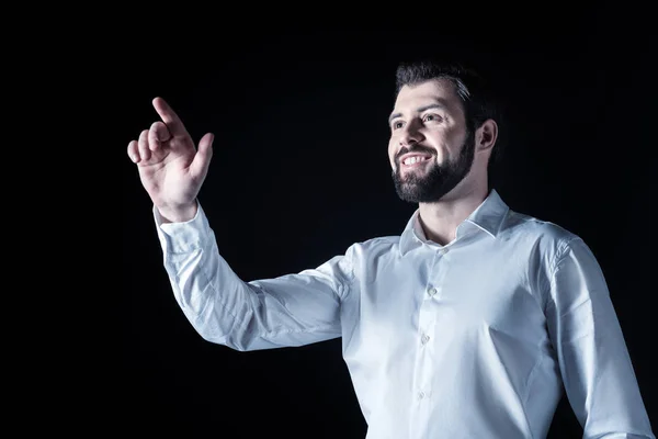 Hombre feliz positivo mirando la pantalla virtual — Foto de Stock