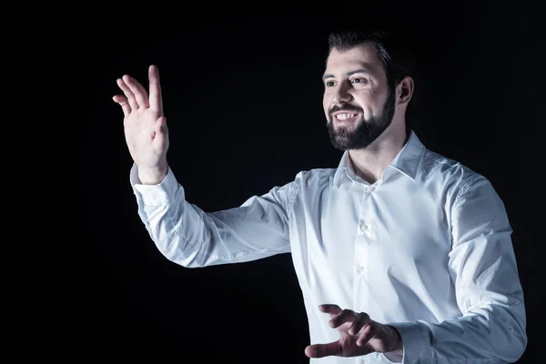 Feliz hombre encantado utilizando la tecnología virtual —  Fotos de Stock