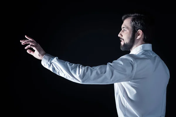 Bonito homem bonito esticando a mão — Fotografia de Stock