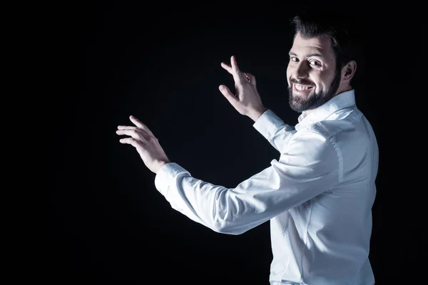 Positieve bebaarde man wordt in vrolijke stemming — Stockfoto