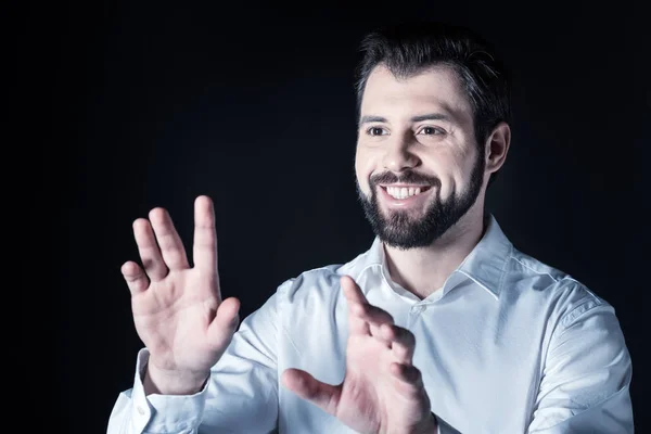 Retrato de un alegre hombre feliz mirando a la pantalla virtual — Foto de Stock