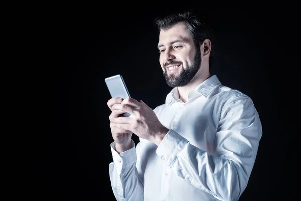 Feliz homem alegre enviando uma mensagem — Fotografia de Stock