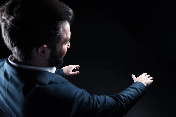 Agradable hombre de negocios alegre disfrutando de la última tecnología — Foto de Stock