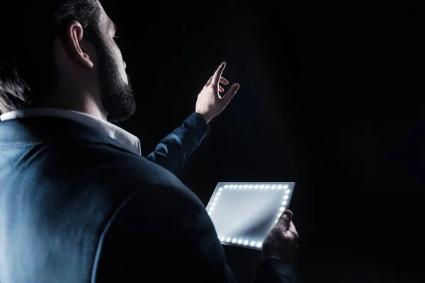 Kluger bärtiger Geschäftsmann mit Blick auf das Tablet — Stockfoto