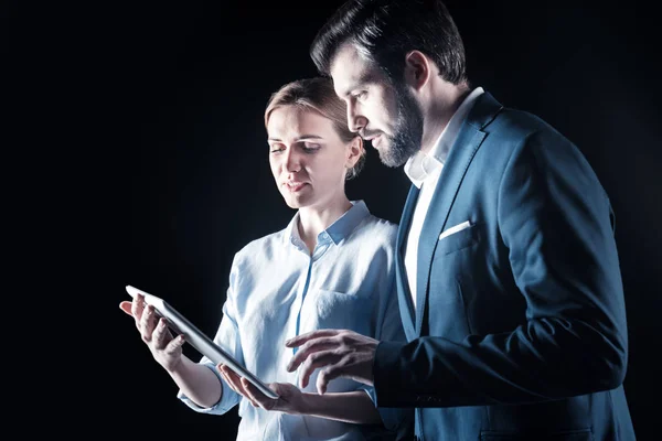 Nette positive Frau in der Hand einer Tablette — Stockfoto