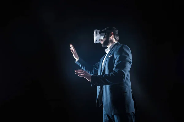 Positivo bom homem vestindo óculos de realidade virtual — Fotografia de Stock