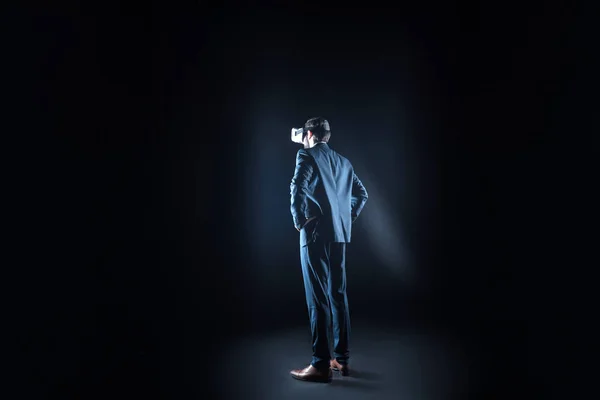 Intelligente uomo adulto in piedi contro sfondo nero — Foto Stock