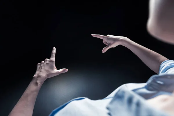 Руки женщины держат виртуальный объект — стоковое фото