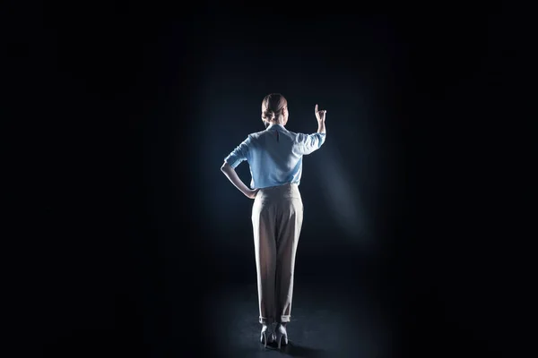 Femme séduisante sérieuse debout devant l'écran virtuel — Photo