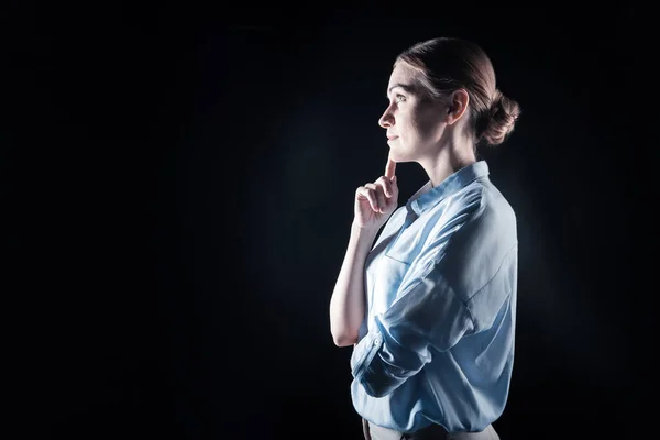 Encantada mulher agradável à procura de novas ideias — Fotografia de Stock