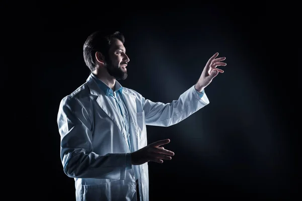 Glada skäggig man som bär en labcoat — Stockfoto