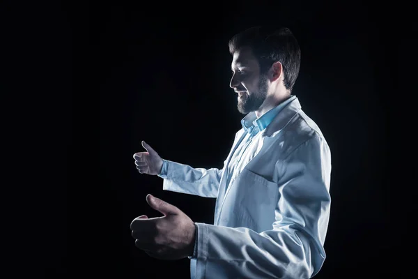 Alegre homem encantado trabalhando no laboratório — Fotografia de Stock