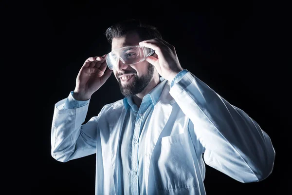 Glücklicher Wissenschaftler mit Schutzbrille — Stockfoto