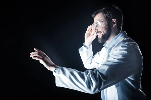 Freudig entzückter Wissenschaftler bei der Arbeit — Stockfoto