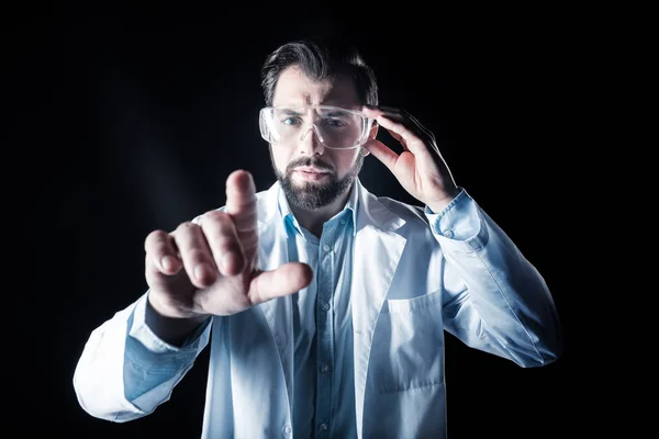 Professionista scienziato serio guardando il pannello sensoriale — Foto Stock