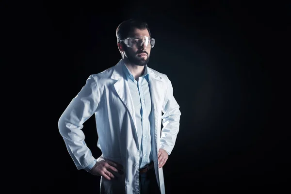 Smart säker vetenskapsman inne framför honom — Stockfoto