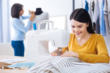 Genç kadın bir profesyonel atelier birlikte çalışma