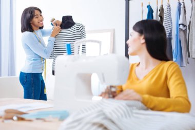 Birbirine bakarak ve gülümseyen duygusal iş arkadaşları