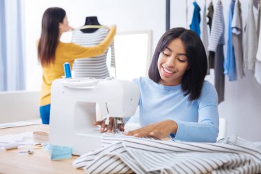 Yeni bir bluz ölçme onun meslektaşım dikiş gülümseyerek terzi