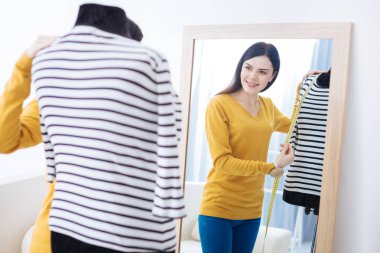 Gülümseyen ve bir kol uzunluğu kontrol memnun terzi