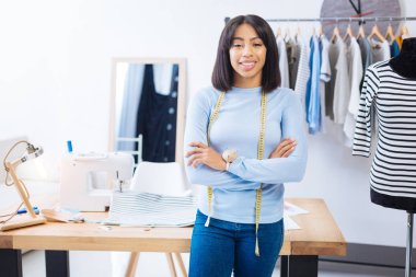 Kollarını çapraz ve gülümseyen ile ayakta vasıflı genç işçi