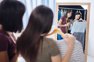 Elbise seyir ve mutlu bir şekilde gülümseyerek neşeli kadın