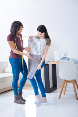 Yeni elbisesini tutarak ve mutlu hissediyor etkilendim genç kadın